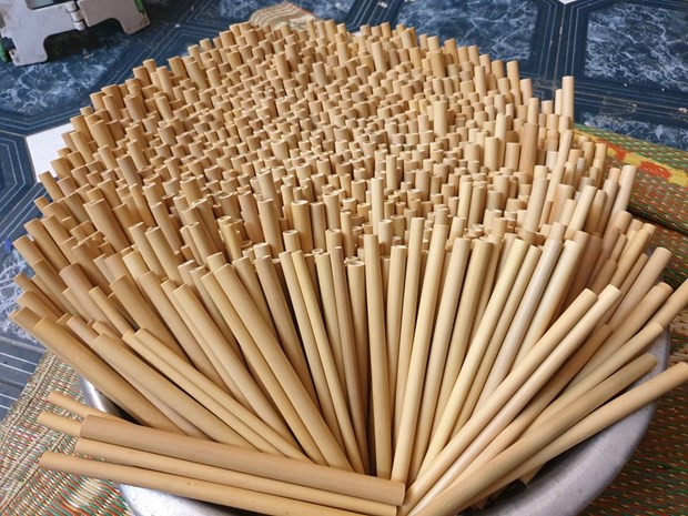 Although bamboo straws cost several times more than plastic varieties, they can be used for six months with regular cleaning and proper preservation. (Photo courtesy of Nguyen Van Mao)