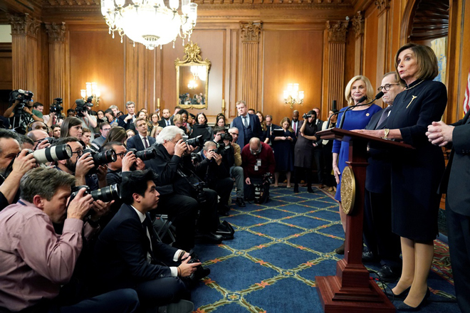Chủ tịch Hạ viện Nancy Pelosi và một số thành viên đảng Dân chủ tổ chức họp báo sau cuộc bỏ phiếu luận tội.         							           Ảnh: Reuters