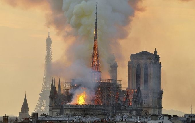 Khói lửa bốc lên khi Nhà thờ Đức bà Paris xảy ra hỏa hoạn ngày 15/4. Ảnh: Thierry Mallet/AP