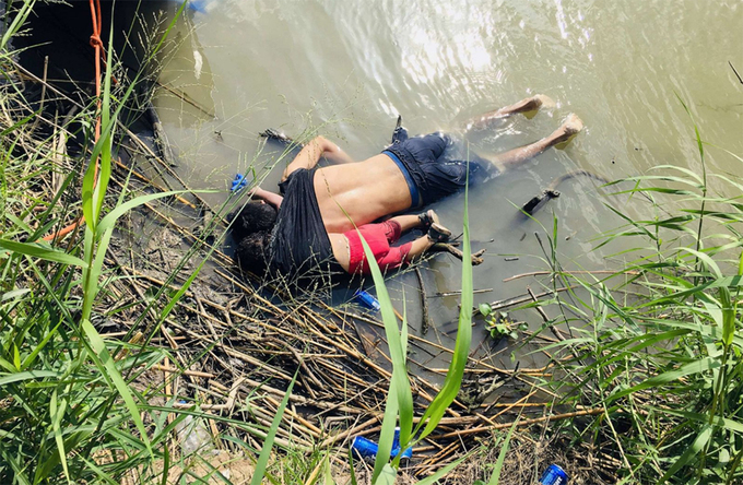Thi thể của Oscar Alberto Martinez Ramirez, một người di cư El Salvador, và con gái gần 2 tuổi Valeria, dạt vào bờ sông Rio Grande ở Matamoros, Mexico, ngày 24/6 sau khi họ vượt biên bất thành sang lãnh thổ Mỹ. Ảnh: Julia Le Duc/AP