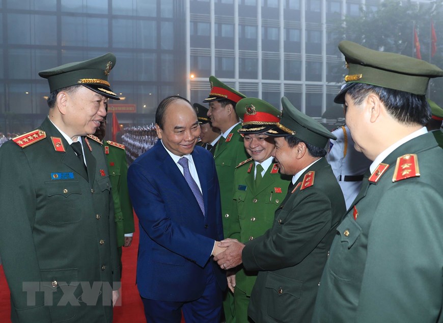 Thủ tướng Nguyễn Xuân Phúc với các cán bộ, sỹ quan cao cấp của lực lượng Công an nhân dân. (Ảnh: Thống Nhất/TTXVN)