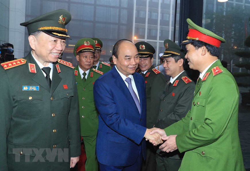Thủ tướng Nguyễn Xuân Phúc với các cán bộ, sỹ quan cao cấp của lực lượng Công an nhân dân. (Ảnh: Thống Nhất/TTXVN)