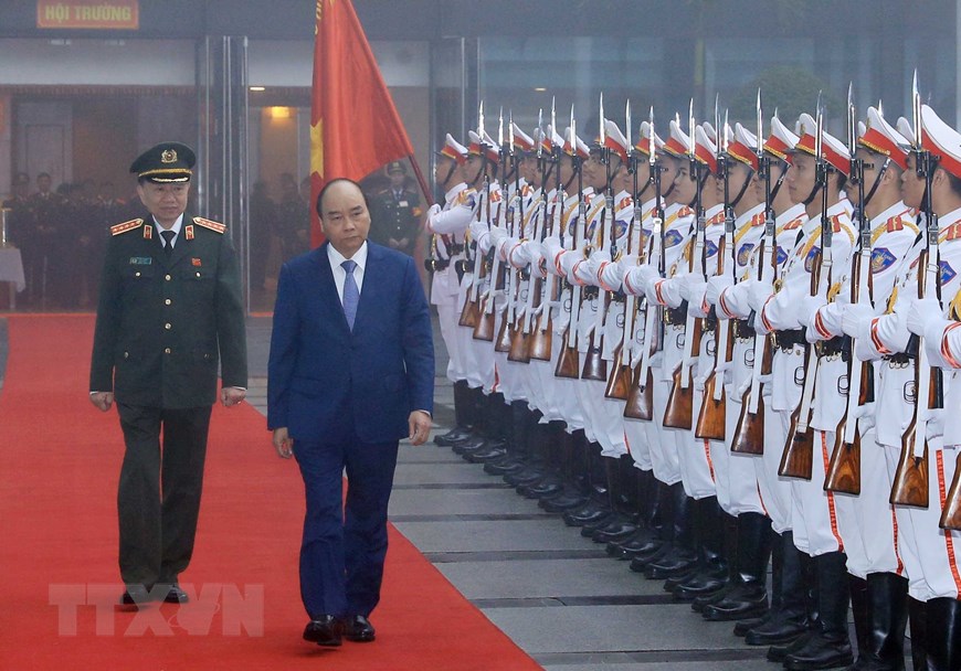 Thủ tướng Nguyễn Xuân Phúc duyệt đội danh dự Công an nhân dân. (Ảnh: Thống Nhất/TTXVN)