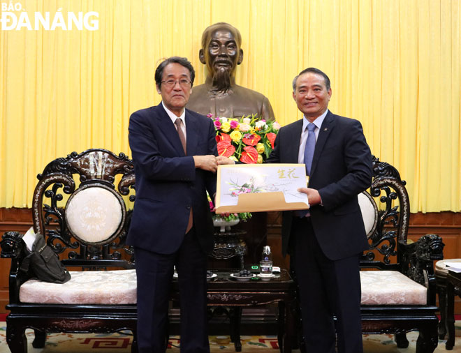 Bí thư Thành ủy Trương Quang Nghĩa (phải) tiếp Đại sứ Nhật Bản tại Việt Nam Umeda Kunio.  	            Ảnh: TRỌNG HÙNG 