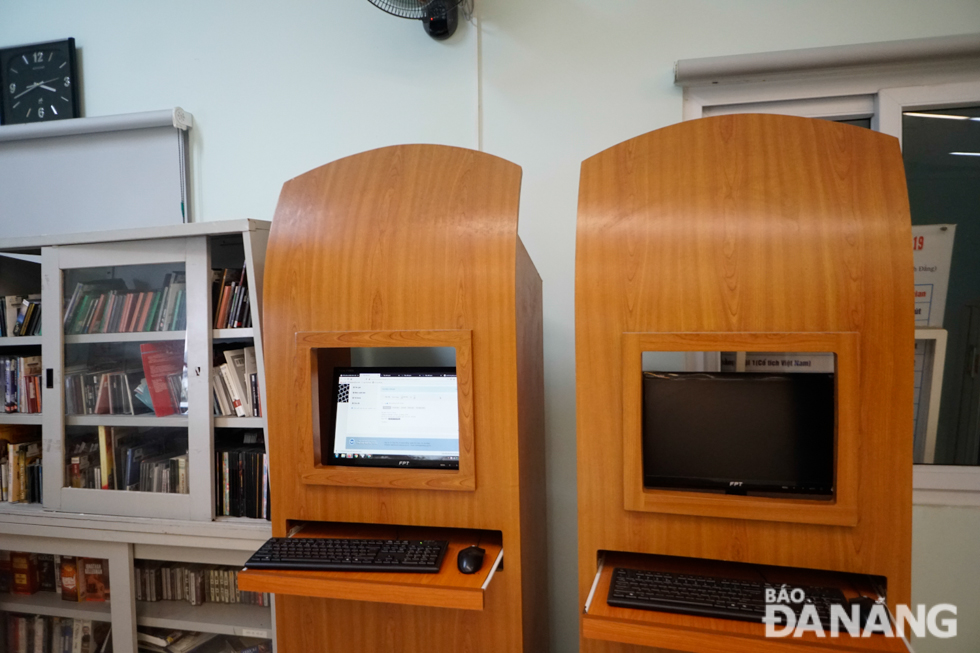 Thư viện cũng có phòng đọc trực tuyến gồm 39 máy với dữ liệu sách điện tử phong phú; đồng thời bạn đọc có thể tra cứu thông tin bằng phần mềm chuyên nghiệp, giúp bạn đọc tìm kiếm tư liệu nhanh chóng và chính xác.
