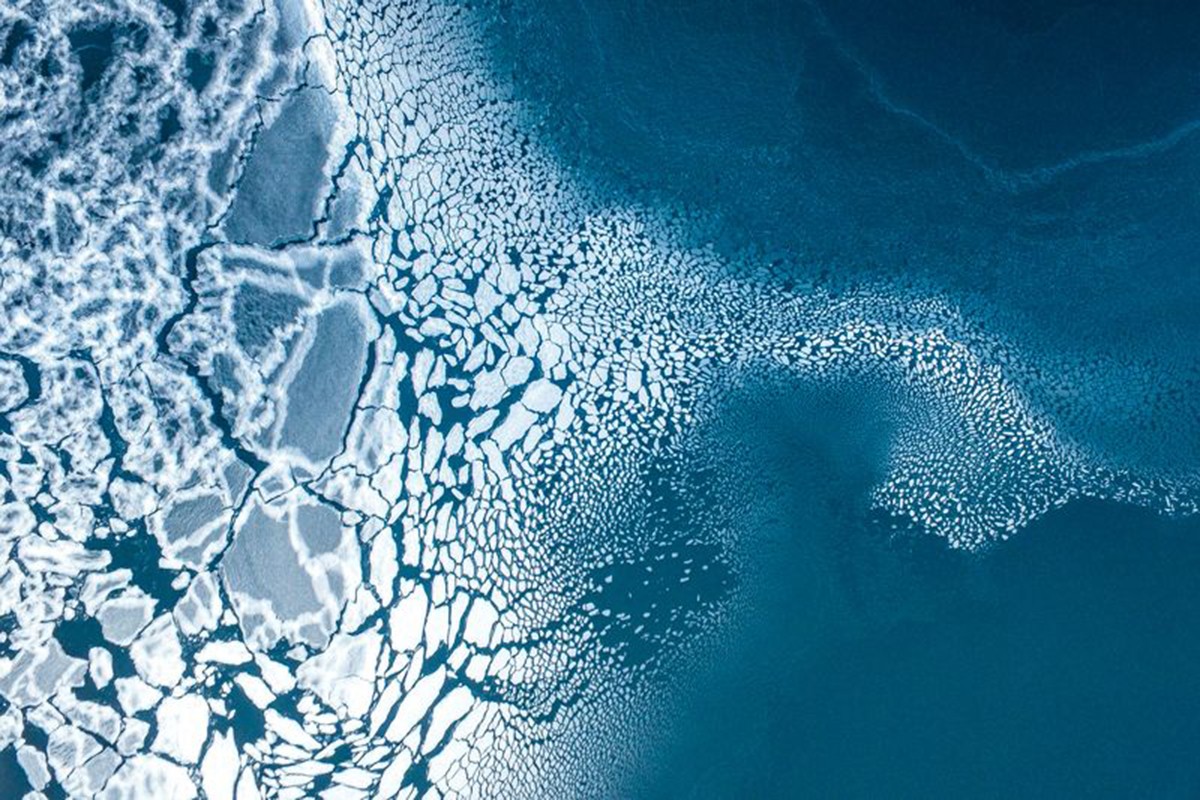 Cảnh tượng băng tan ở phía đông Greenland được nhiếp ảnh gia Florian Ledoux ghi lại từ trên không bằng thiết bị bay không người lái. Mức độ tuyết che phủ thấp vào mùa đông, cùng với ảnh hưởng của sóng nhiệt vào mùa xuân và mùa hè khiến dải băng Greenland tan chảy với tốc độ kỷ lục trong năm nay.
