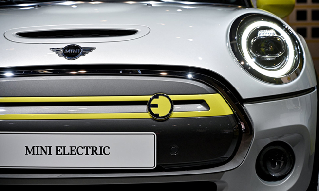 Một mẫu xe điện của Mini. Các quy định mới của EU sẽ phạt các hãng xe có lượng khí thải vượt mức cho phép. Ảnh: EPA