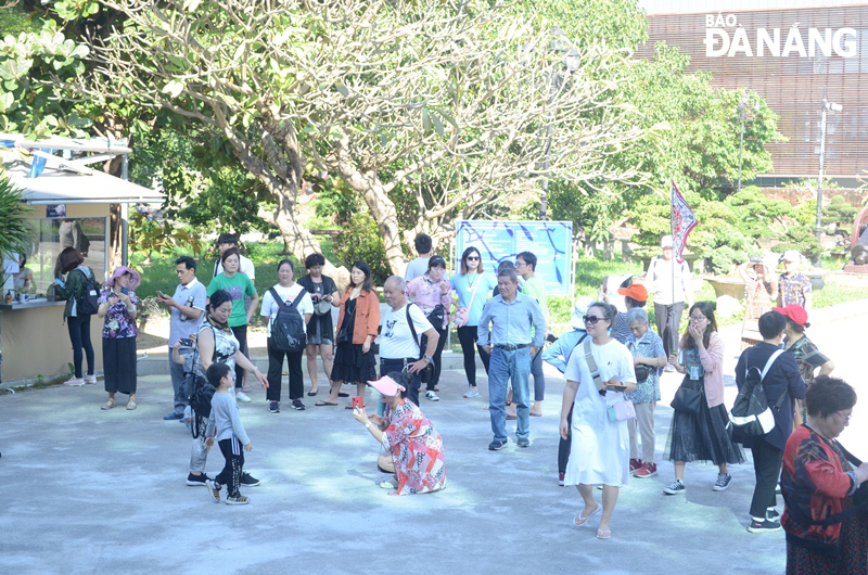 Sau khi xuống tàu, du khách sẽ tham quan các khu, điểm du lịch của Đà Nẵng. Trong ảnh: Du khách tham quan Bảo tàng Đà Nẵng.