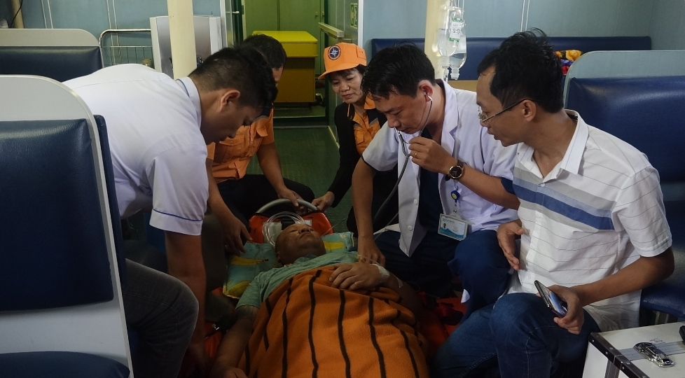 Cứu thuyền viên người Thái Lan bị nạn trên biển