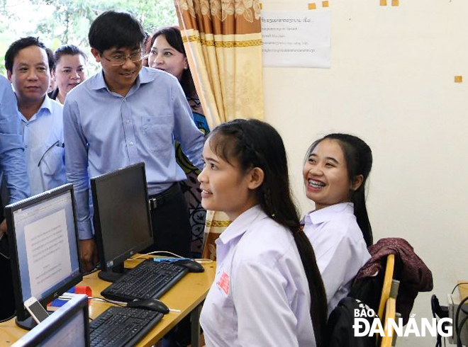 Đoàn công tác của Đà Nẵng thăm Trung tâm Tiếng Việt tỉnh Savannakhet.