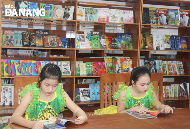 Với hơn 4.000 đầu sách mới, Thư viện quận Ngũ Hành Sơn thu hút nhiều bạn đọc.