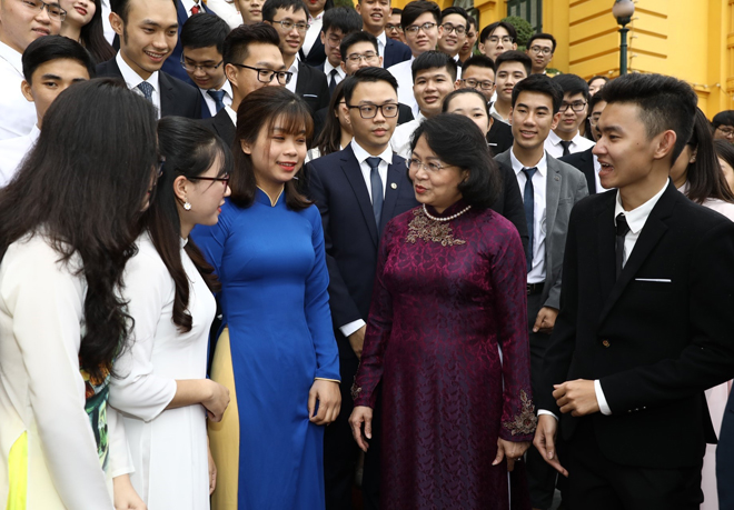 Phó Chủ tịch nước Đặng Thị Ngọc Thịnh với các đại biểu. 	               Ảnh: TTXVN