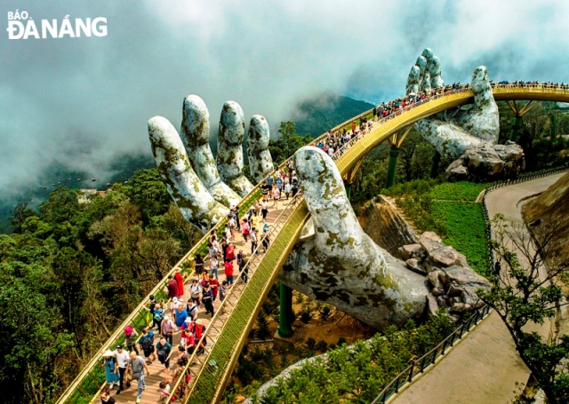 Với cơ sở hạ tầng tốt, điểm du lịch được đầu tư, Đà Nẵng đang là điểm đến được du khách quốc tế yêu thích. Trong ảnh: Cây cầu vàng được xây dựng tại Khu du lịch Bà Nà Hills trở thành điểm đến thu hút khách. ảnh Mai Thanh Chương