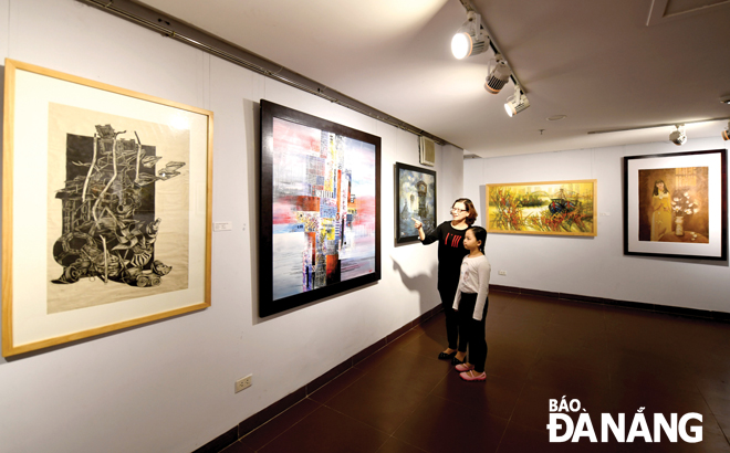 Chiêm ngưỡng những tác phẩm được trưng bày bên trong Bảo tàng Mỹ thuật Đà Nẵng.