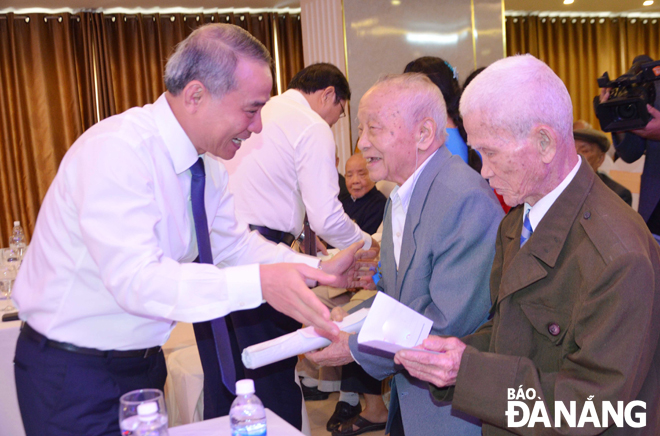 Bí thư Thành ủy Trương Quang Nghĩa(trái) trao quà cho hội viên Câu lạc bộ Thái Phiên.Ảnh: NGỌC PHÚ