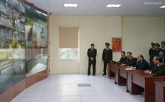 Thủ tướng Nguyễn Xuân Phúc thăm Trung tâm chỉ huy của Bộ Tư lệnh Cảnh vệ. - Ảnh: VGP/Quang Hiếu