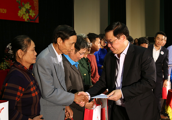 Phó Thủ tướng Vương Đình Huệ trao quà Tết cho đối tượng chính sách, công nhân hoàn cảnh khó khăn tại Vình Phúc. Ảnh: VGP/Thành Chung