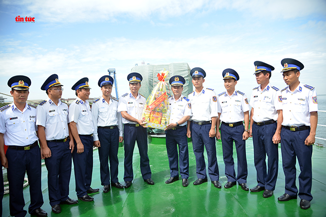 Thiếu tướng Đỗ Hồng Đó, Chính ủy Bộ Tư lệnh Vùng Cảnh sát biển 3, tặng quà Tết cho các tàu trước khi lên làm nhiệm vụ.