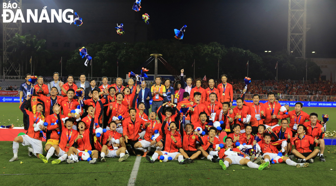 Niềm vui chiến thắng của đội tuyển U22 Việt Nam khi  lần đầu tiên đăng quang tại đấu trường SEA Games. Ảnh: ĐỨC CƯỜNG