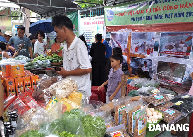 Các sản phẩm bày bán tại những phiên chợ hàng Việt đa dạng, phong phú và bảo đảm chất lượng.