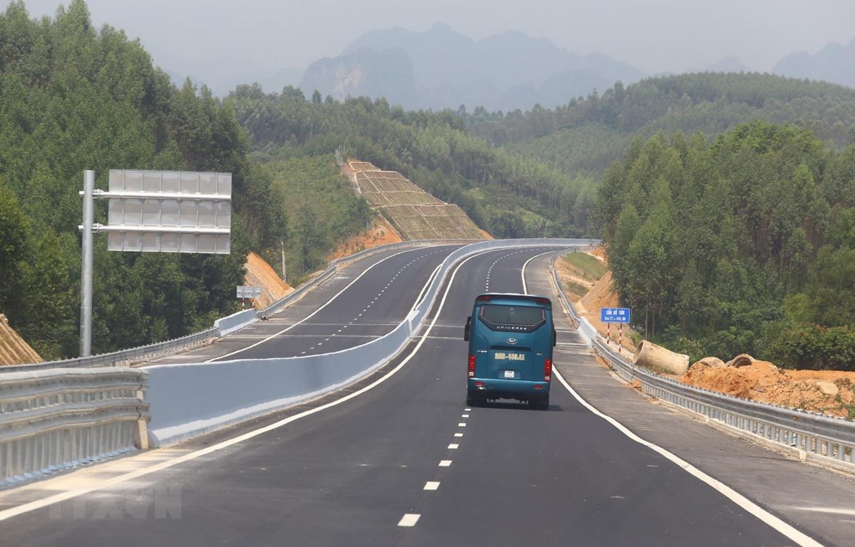 Tuyến đường cao tốc Bắc Giang-Lạng Sơn, đoạn tuyến Bắc Giang - Chi Lăng mới được hoàn thành. (Ảnh: Minh Quyết/TTXVN)