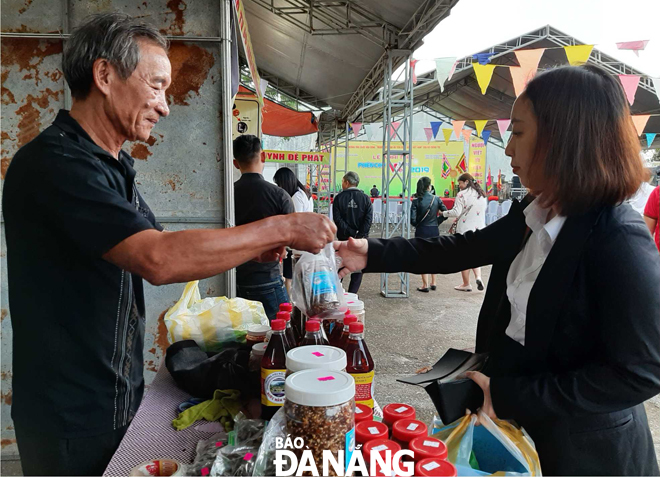 Nhiều doanh nghiệp, cơ sở sản xuất hàng Việt trong và ngoài địa bàn thành phố đã cung ứng nguồn hàng lớn phục vụ vùng nông thôn dịp trước Tết Nguyên đán Canh Tý 2020. (Ảnh chụp tại Phiên chợ hàng Việt ở Hòa Vang). Ảnh: HOÀNG LINH