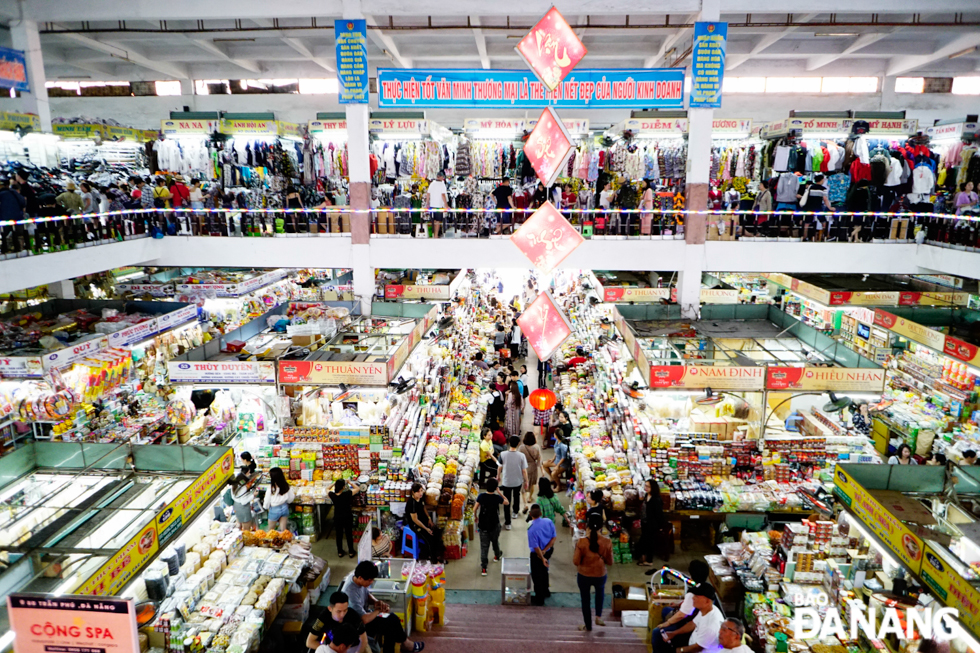 Không khí ở nhiều chợ lớn trên địa bàn thành phố như chợ Cồn, chợ Hàn sôi động, nhộn nhịp hơn.