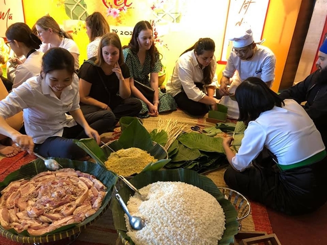 New Zealand students learn how to make 'banh chung' (sticky rice cake) at Da Nang-based Dong A college in a 40-day programme