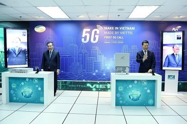 Minister of Science and Technology Chu Ngoc Anh (left) and Minister of Information and Communications Nguyen Manh Hùng make a call on January 17 with a Viettel-made 5G device (Photo courtesy of Viettel)