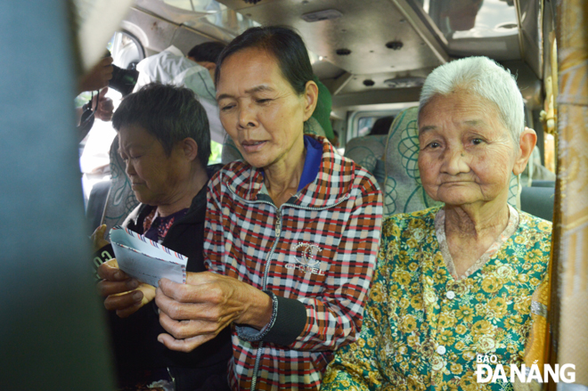 Bà Nguyễn Thị Ai, 80 tuổi, người Quảng Ngãi trên chuyến xe về nhà cùng con gái. Bà chia sẻ: 