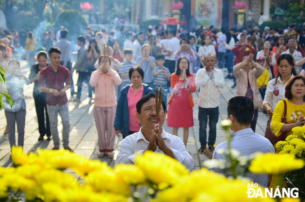 Đi lễ chùa đầu năm là một tập tục đẹp của người Việt. Ảnh: XUÂN SƠN