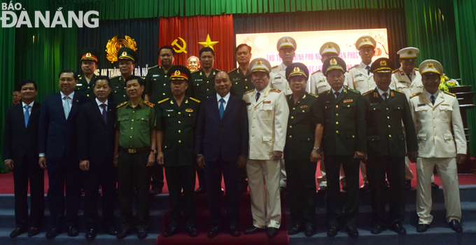 Thủ tướng Chính phủ Nguyễn Xuân Phúc (thứ sáu, hàng trên, trái sang) và lãnh đạo thành phố chụp ảnh lưu niệm với Công an thành phố. Ảnh: TRIỆU TÙNG.