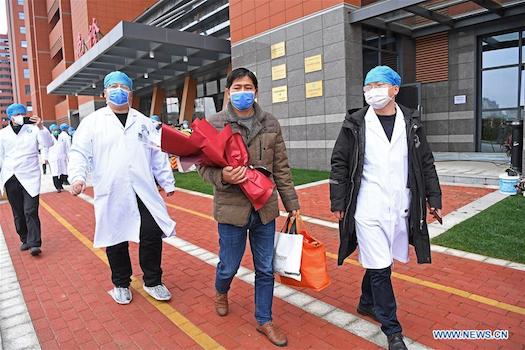 Đây là sự kiện đánh dấu bệnh nhân đầu tiên nhiễm virus corona được chữa khỏi trong tỉnh. Ảnh: news.cn