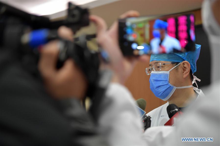 Bác sĩ Xu Fei giới thiệu cách điều trị cho bệnh nhân tại Bệnh viện Đại học Nam Xương. Ảnh: news.cn
