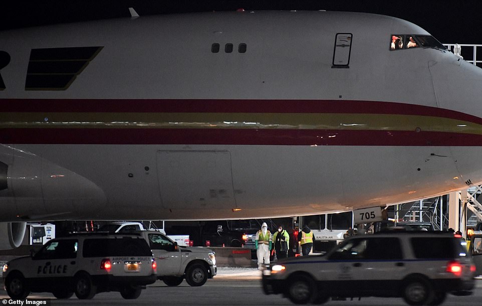 Chiếc Boeing 747 sơ tán công dân Mỹ khỏi Vũ Hán đáp xuống sân bay quốc tế Ted Stevens Anchorage, bang Alaska để tiếp nhiên liệu vào đêm 28/1 trước khi bay tiếp đến California. Ảnh: Getty Images