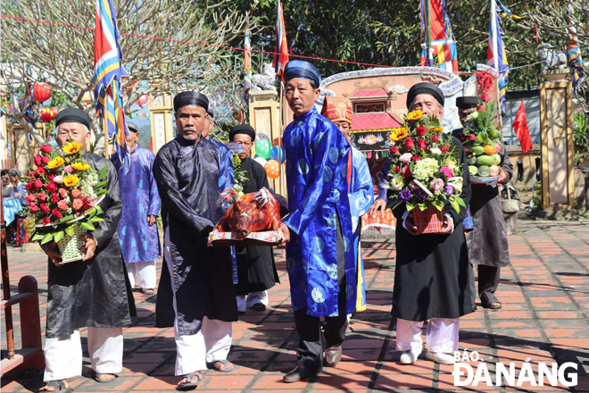 Dâng lễ vật tại lễ hội đình làng Túy Loan. Ảnh: NGỌC HÀ