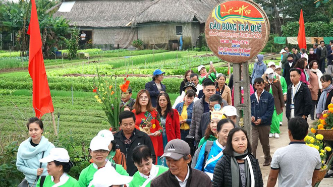 Sáng 31-1, tức ngày mồng 7 tháng Giêng Canh Tý, lễ hội Cầu Bông chính thức diễn ra tại làng rau Trà Quế. Đây là làng rau có tuổi đời hơn 400 năm trên đất Quảng. Ảnh: quangnamtourism