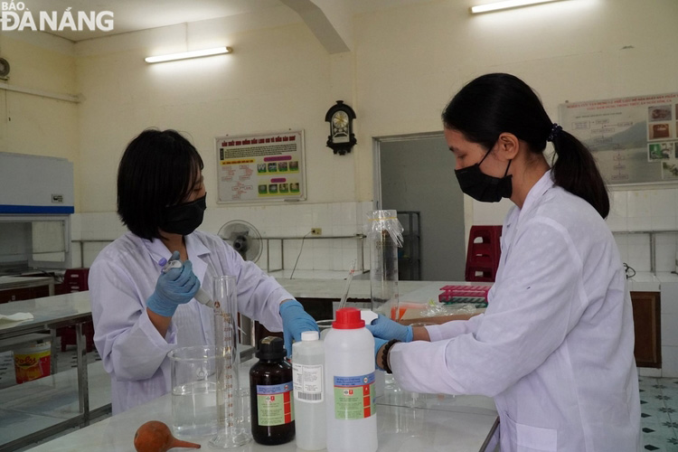 Giảng viên Trường Đại học Bách khoa (Đại học Đà Nẵng) điều chế nước sát khuẩn