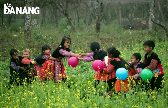 Trẻ em H'Mông ở bản Phiêng Cành