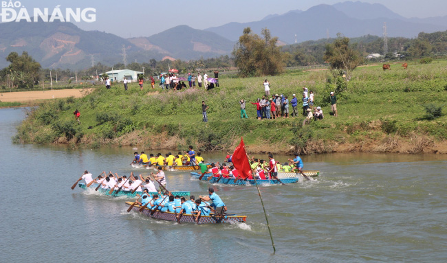 Đua thuyền trong lễ hội đình làng Túy Loan.