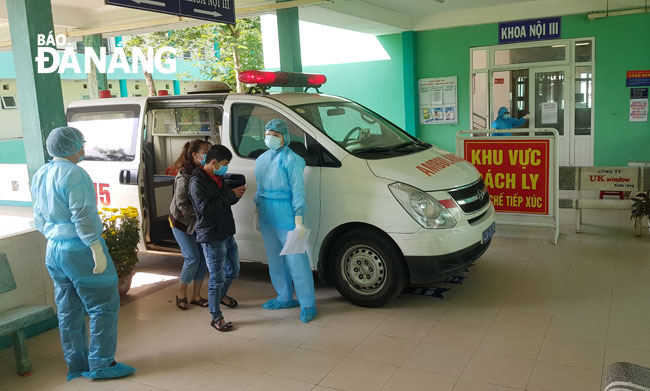 Bệnh viện Phổi Đà Nẵng tiếp nhận, thu dung 2 bệnh nhân bị sốt do nghi nhiễm nCov vào sáng 3-2. Ảnh: PHAN CHUNG