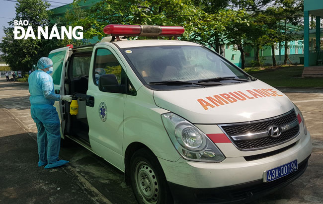 Xe cấp cứu được khử trùng sau khi đưa bệnh nhân lên Bệnh viện Phổi Đà Nẵng. Ảnh: PHAN CHUNG