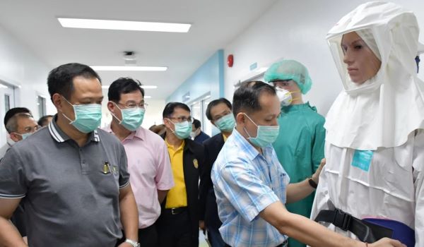 Các quan chức y tế Thái Lan kiểm tra quần áo bảo hộ tại Viện truyền nhiễm Bamrasnaradura. Ảnh: AFP