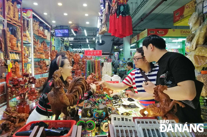 Many small traders at the Han Market are able to talk to their foreign customers in their own languages such as South Korean, Chinese and English languages.