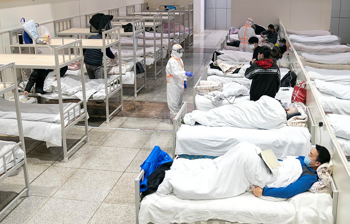 Bệnh nhân nhiễm virus 2019-nCoV được điều trị tại một bệnh viện dã chiến ở Vũ Hán, Trung Quốc ngày 5-2-2020. (Ảnh: THX/TTXVN)