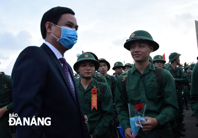 Phó Chủ tịch UBND thành phố Trần Văn Miên tặng hoa chúc mừng các tân binh. Ảnh: NGUYÊN AN