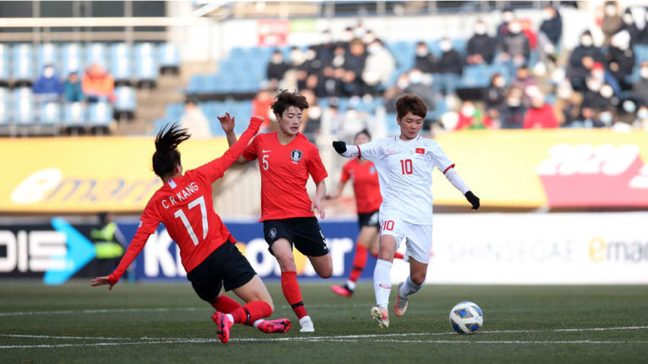 Dù rất nỗ lực nhưng các tuyển thủ Việt Nam (áo trắng) vẫn không thể tạo được bất ngờ trước đội tuyển chủ nhà Hàn Quốc (áo đỏ). Ảnh: AFC