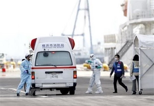 Nhân viên y tế chuyển các bệnh nhân nhiễm virus nCoV từ du thuyền Diamond Princess lên xe cứu thương tại cảng Yokohama, Nhật Bản ngày 7/2/2020. (Ảnh: Kyodo/TTXVN)