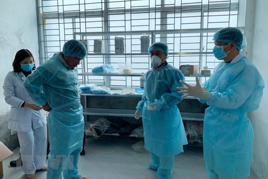 Nhân viên y tế Bệnh viện Đa khoa tỉnh Lai Châu đảm bảo nghiêm ngặt quy trình trang bị trước khi vào khu vực cách ly điều trị dịch bệnh nCoV của viện. (Ảnh: Việt Hoàng/TTXVN)