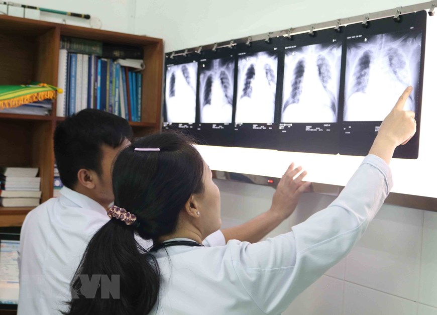 Các bác sỹ Bệnh viện Chợ Rẫy Thành phố Hồ Chí Minh kiểm tra tình trạng phổi của bệnh nhân đầu tiên người Trung Quốc Li Ding, ngày 30/1. (Ảnh: Đinh Hằng/TTXVN)